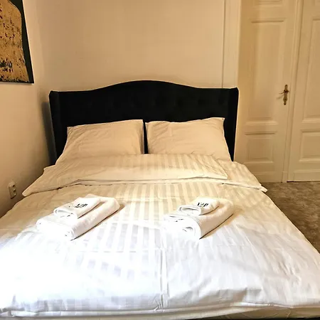 Design 3Br Old Town Apt With Castel & Cathedral View-Free Parking *